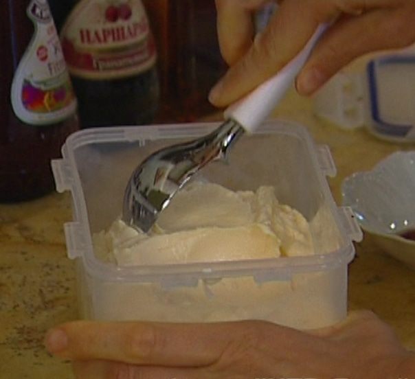 Мороженое из козьего йогурта с ягодным соусом