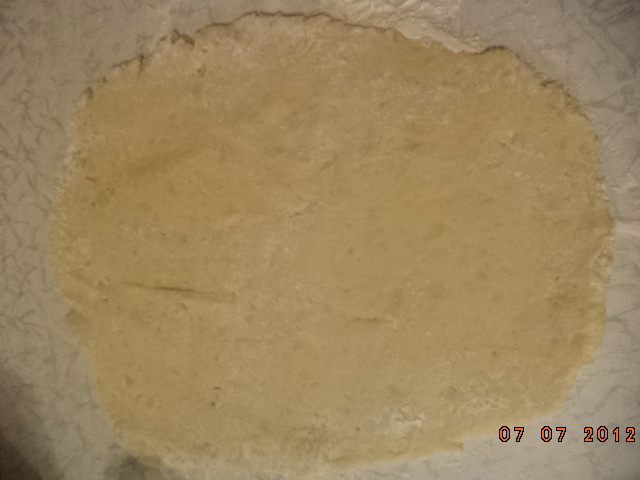 Картофельный рулет с колбаской