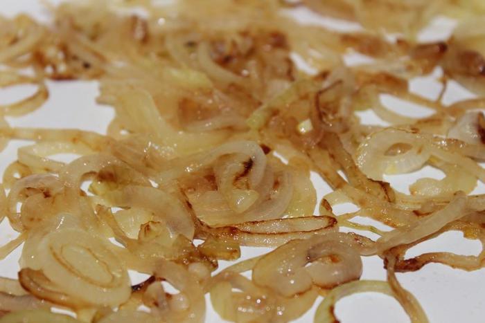 Акула под грилем с картофельно-сырным пюре и сладким луком