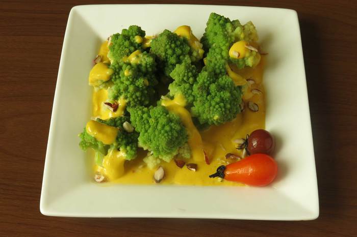 Капуста романеско под соусом сабайон