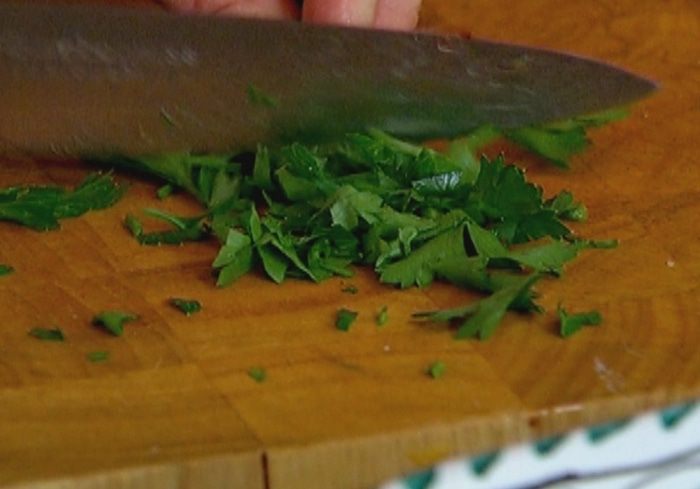 Чечевица с яйцом пашот, беконом и спаржей 
