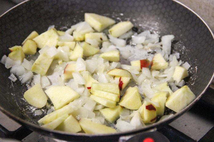 Цыпленок, фаршированный рисом и яблоками