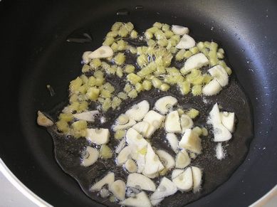 Соте из курицы с овощами и мятой