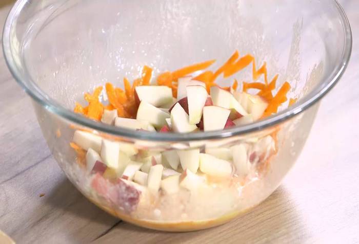 Маффины из полбяной муки с яблоком, морковью и тыквенными семечками 