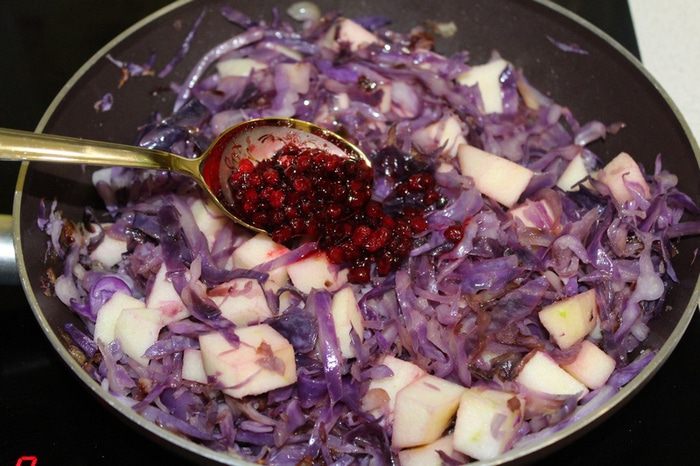 Свинина с красной капустой и яблоками