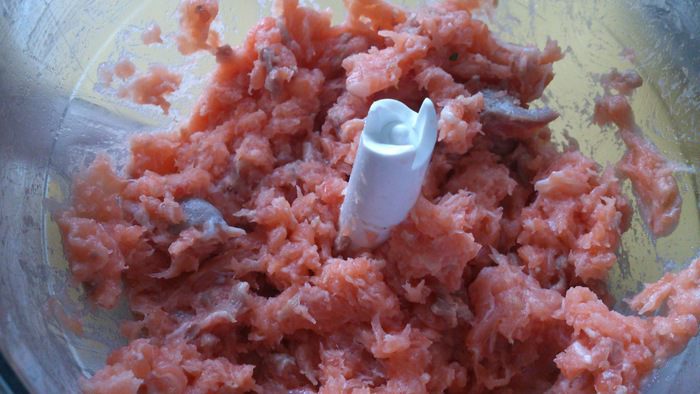 Котлетки из лосося с томатным соусом