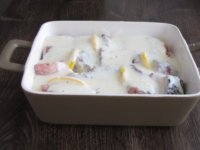 Белая рыба, запеченная под белым соусом
