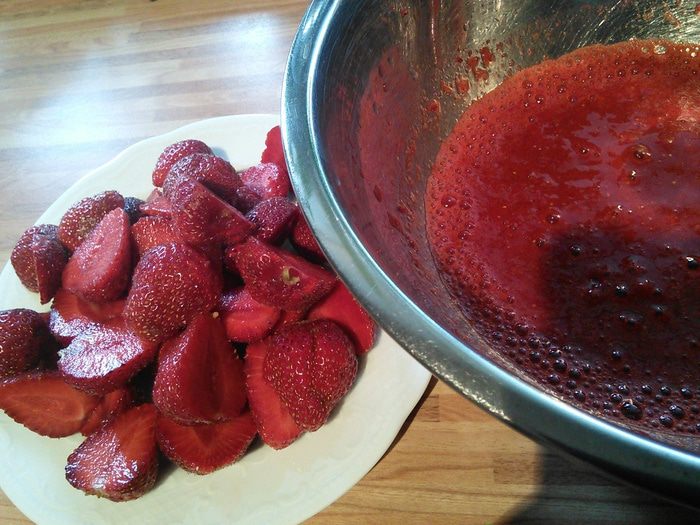 Кремовый чизкейк с клубничным соусом
