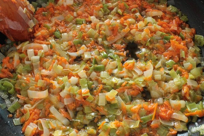 Запеканка из говяжьего фарша с луком-пореем и картофелем