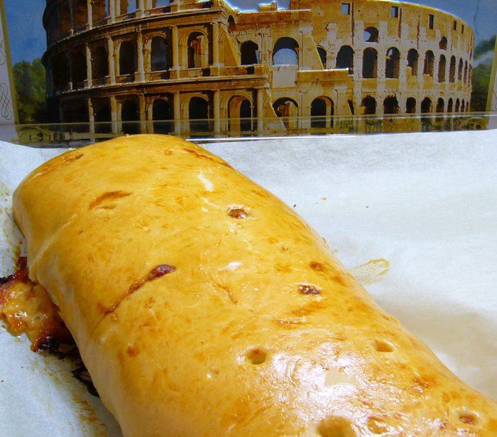 Закрытая пицца-вулкан &amp;quot;Обжигающий Stromboli&amp;quot;