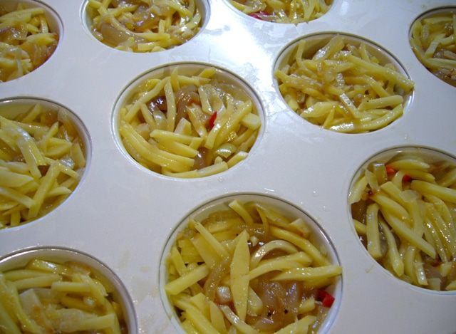 Картофельные мини-кугели с кальмарами и маринованным луком