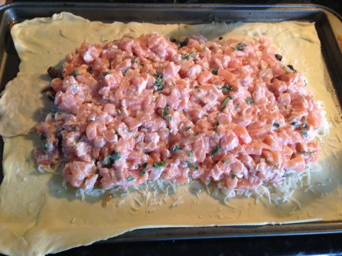 Пирог с лососиной с слоеном тесте