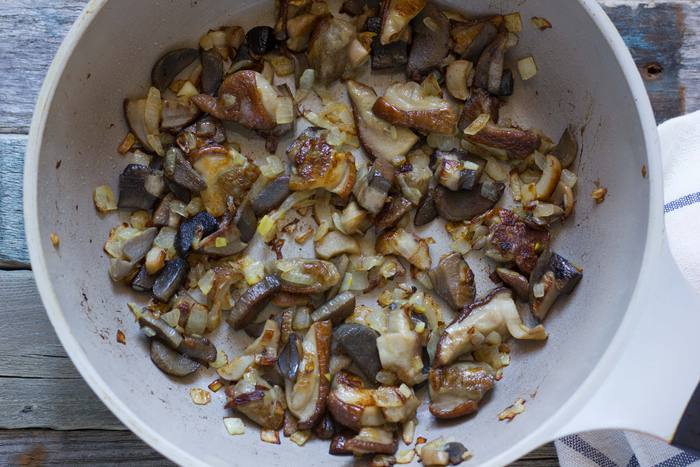 Блины с белыми грибами и картофелем