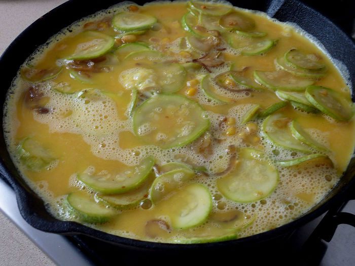 Фриттата с кабачком и кукурузой 
