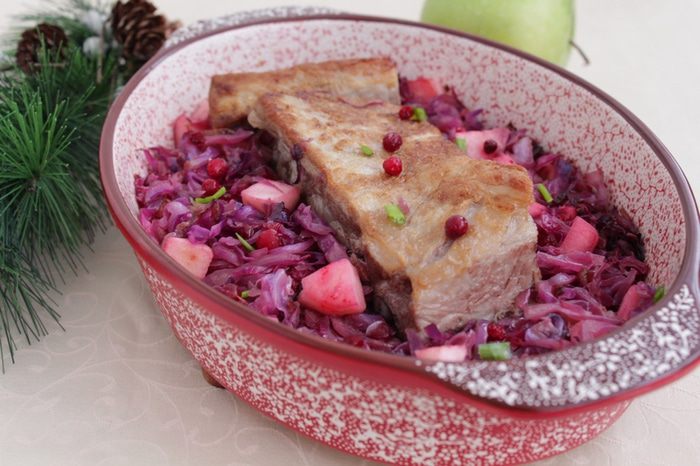 Свинина с красной капустой и яблоками