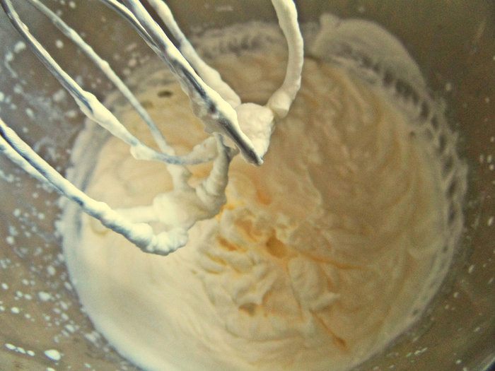Панкейки кефирные с медом, бананом и сливками