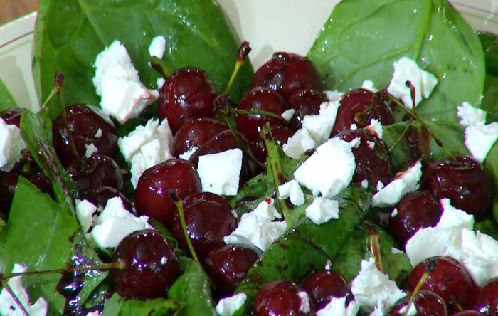 Салат с вишней, шпинатом и черным рисом