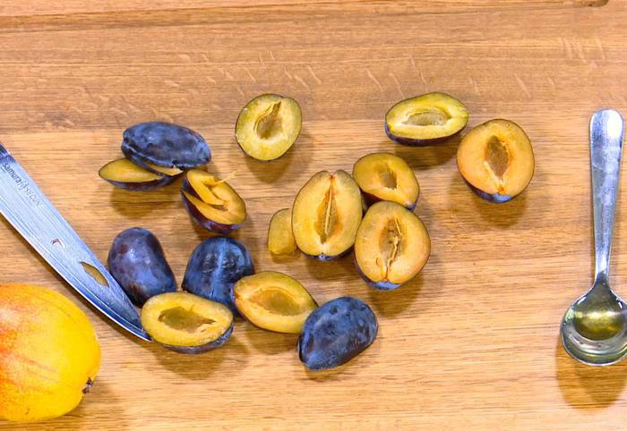 Грушево-сливовый крамбл с творогом и овсяными хлопьями 