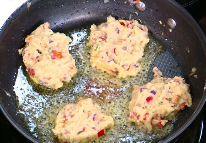 Котлетки из фасоли со сладким перцем и чили 