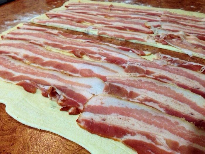 Слойка с мясом беконом и сыром