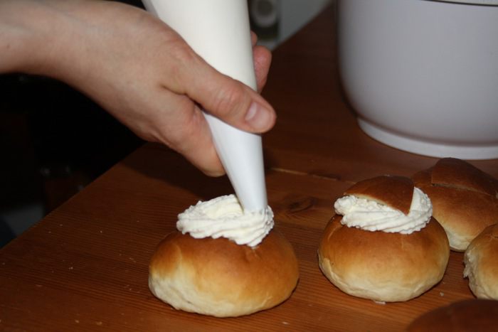 Шведские булочки с кардамоном и сливками &amp;quot;Семлур&amp;quot; (Semlor)