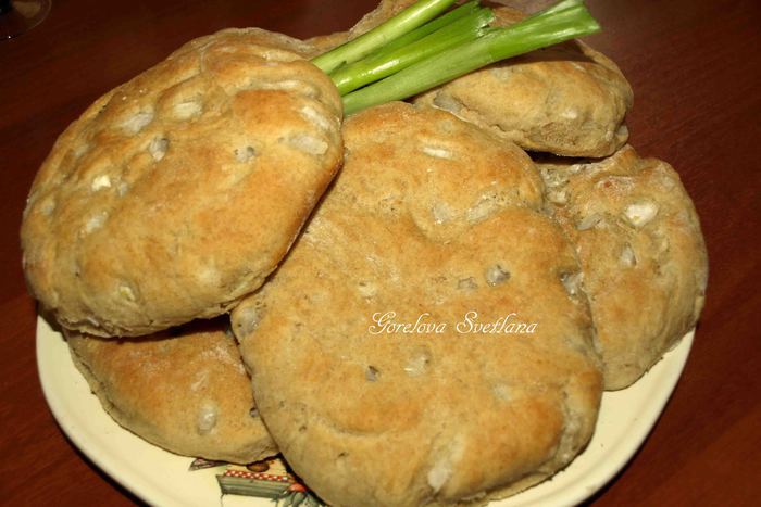 Пшенично-ржаные лепешки с луком