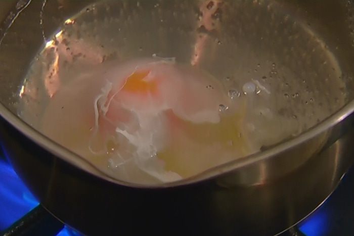 Салат Нисуаз с макаронами и яйцом пашот 