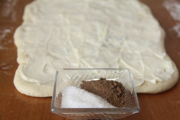 Хлебный завиток с корицей и изюмом