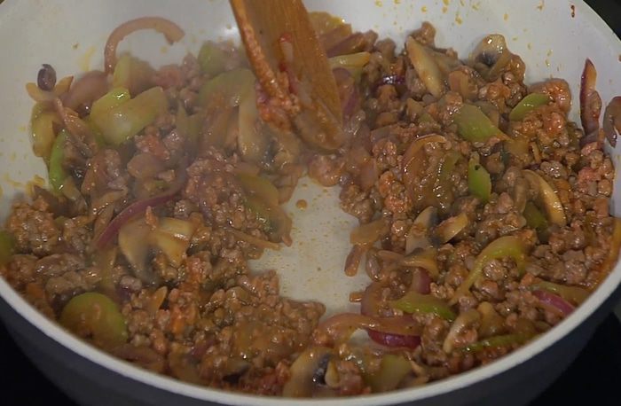 Сэндвич с говядиной, грибами и сельдереем 