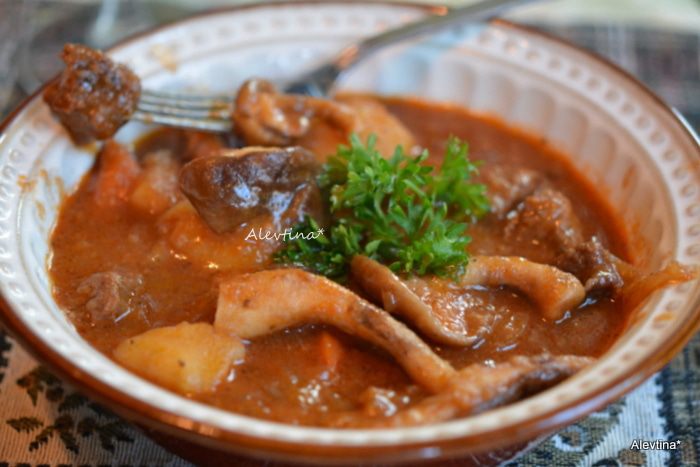 Тушеная говядина с грибами шиитаке и овощами
