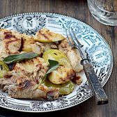 Шашлык из горчичной цесарки с яблоками