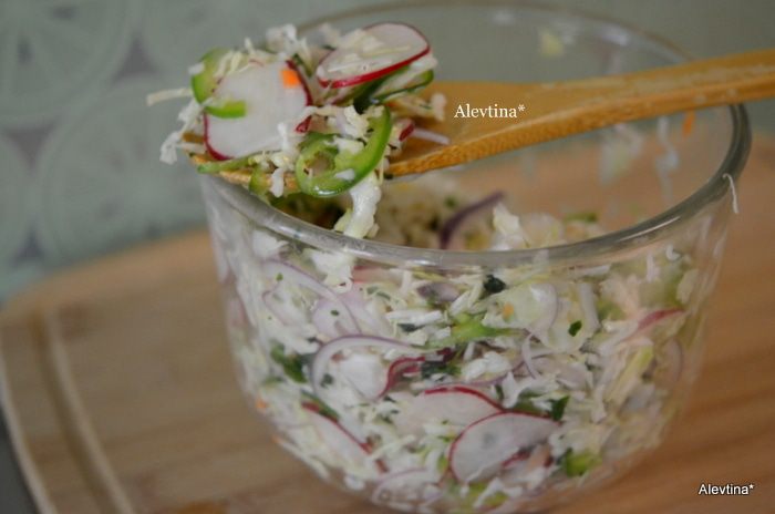 Салат с капустой и редисом