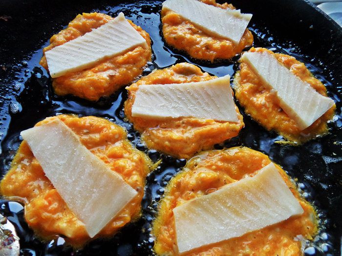 Тыквенные &amp;quot;драники&amp;quot; с пармезаном и курица в итальянских приправах