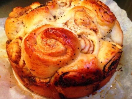 Сдобный пирог с маком и корицей