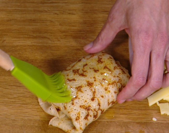 Гречневые блинчики с сыром и ветчиной 