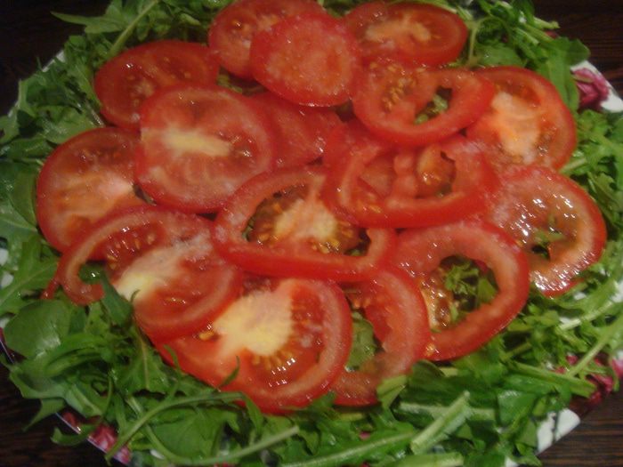 Салат из руколы с чесночной панировкой