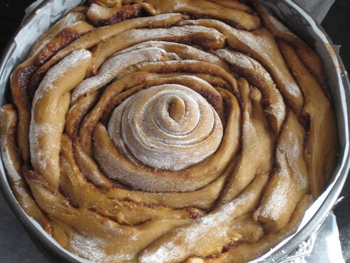 Кофейный пирог-спираль с карамелью