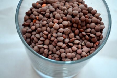 Согревающая чечевичная похлебка с копчеными сосисками 