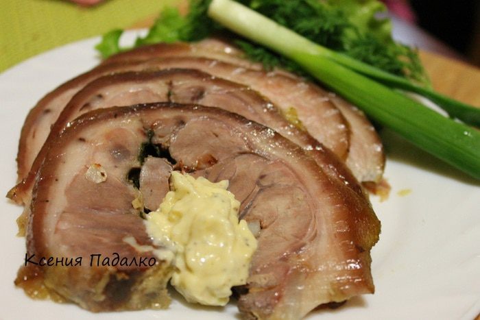 Рулька запеченная с луком и чесноком