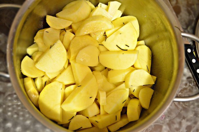 Утка, фаршированная тыквой с яблоками и запеченная в медовом соусе 