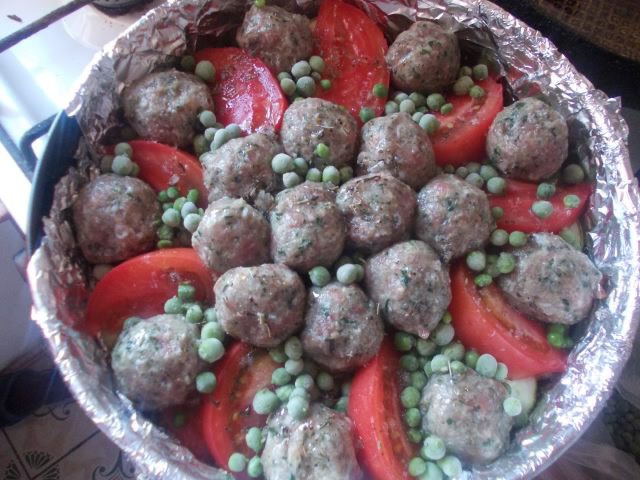 Печеные овощи с мясными тефтелями