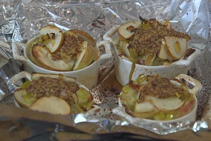 Купаты, запеченные с пореем и яблоками