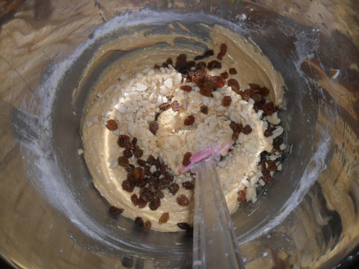 Пирог с изюмом и арахисом