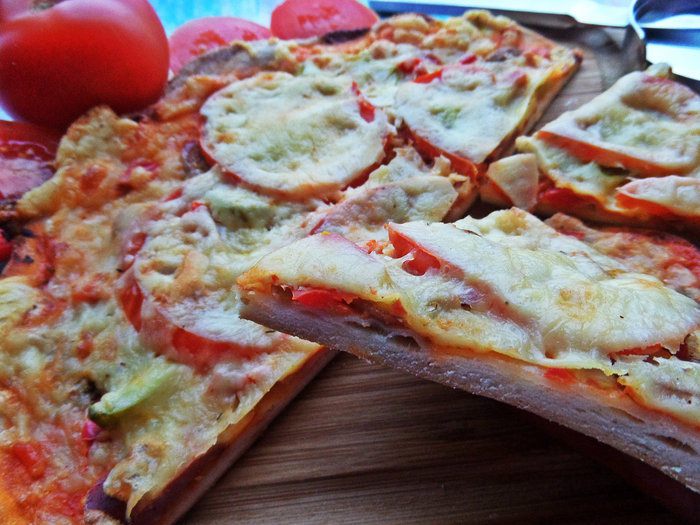 Пицца с курицей и ананасом