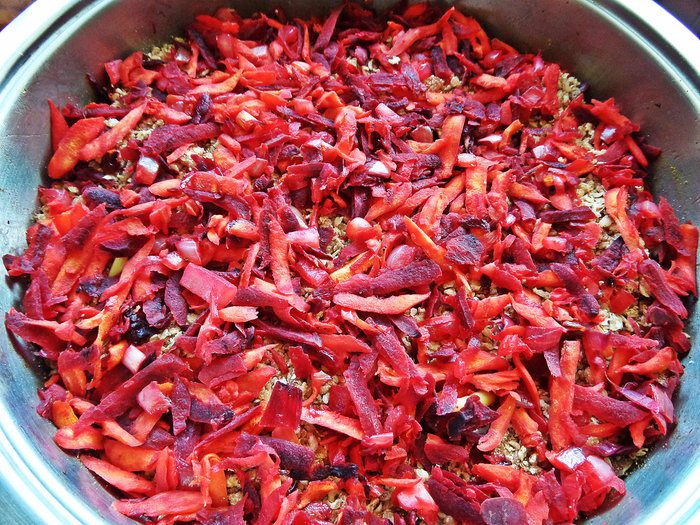 Куриная печень с овощами и гречкой