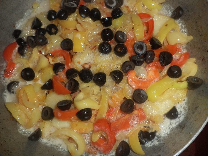 Омлет с фаршем, картофелем, болгарским перцем и маслинами