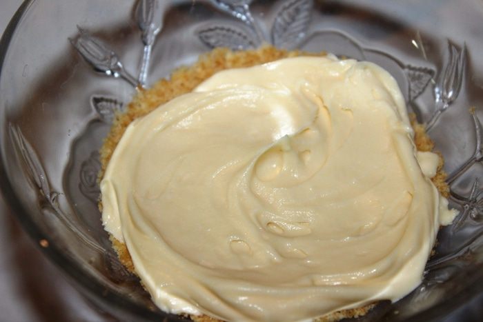 Шоколадно-ананасовый десерт с меренгами