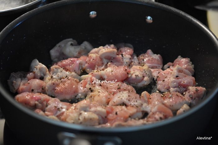 Куриные грудки с пастой и зеленым горошком