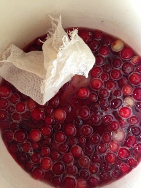 Манные котлеты под клюквенным соусом