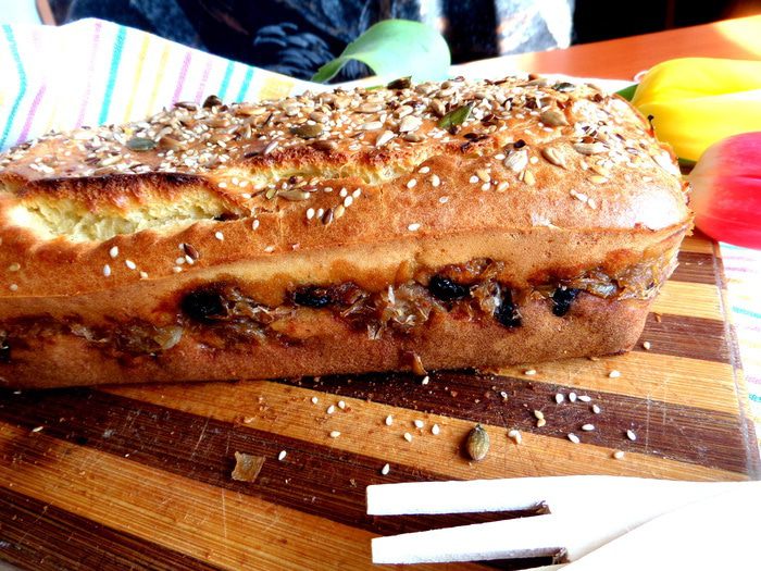 Пирог с капустой и черносливом